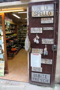 LL Antico negozio di Spello (Italia), attenzione a chi entra notare le scritte