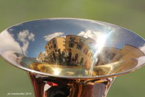 LL Cocullo (Italia) riflesso della piazza festa di San Domenico ( rito dei serpari)